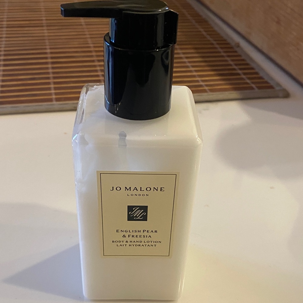 Jo Malone English Pear & Freesia Lotion with Black Pump